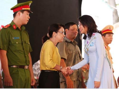 Tuyên dương 5 gương sáng phố phường