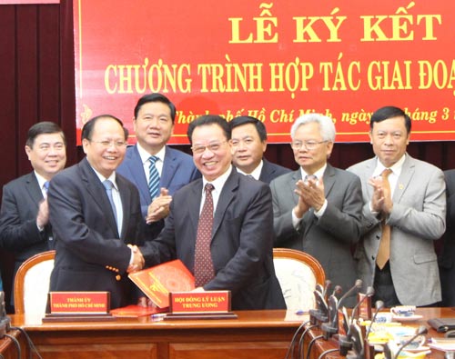 Hội đồng Lý luận trung ương và Thành ủy TP HCM ký kết hợp tác
