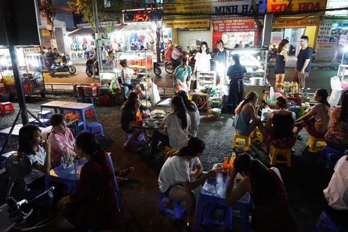 Một đoạn mặt tiền chợ Phạm Văn Hai (quận T&acirc;n B&igrave;nh) được tổ chức cho người b&aacute;n h&agrave;ng rong c&oacute; ho&agrave;n cảnh kh&oacute; khăn bu&ocirc;n b&aacute;n từ 18 giờ 30 ph&uacute;t đến 23 giờ mỗi ng&agrave;y Ảnh: GIA MINH