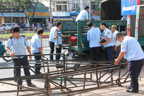 Để lực lượng trật tự đô thị “đủ sống”, nhiều nơi đã tìm mọi cách hỗ trợ thêm ngoài lương Ảnh: LÊ PHONG