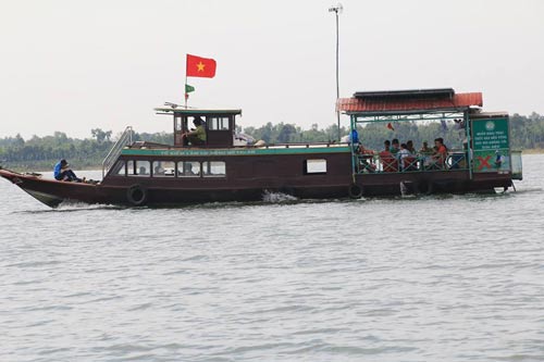 Du lịch tâm linh trên hồ Trị An?
