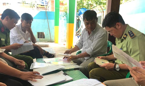Tr&ograve; bẩn tại một c&acirc;y xăng - Ảnh 1.