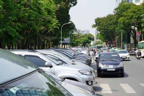 Muốn hết ùn, phải tăng giá giữ ô tô!