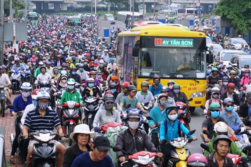 Sốt ruột với kẹt xe, ngập nước, vỉa h&egrave; - Ảnh 1.