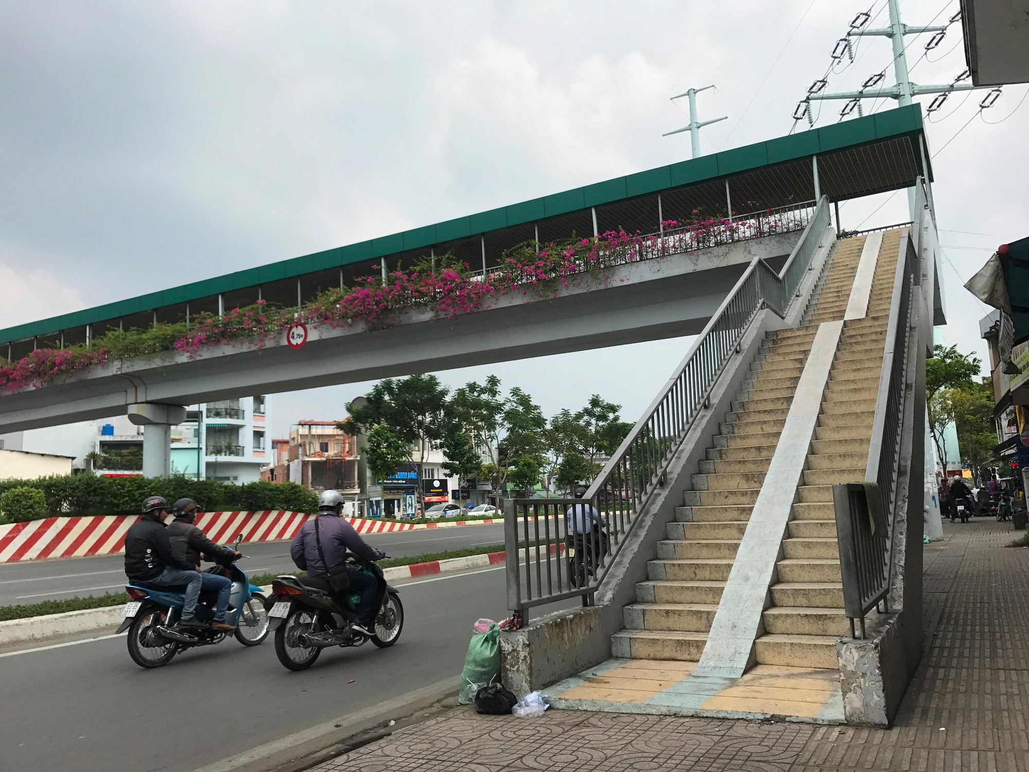 Cầu bộ hành chỗ thừa, nơi thiếu