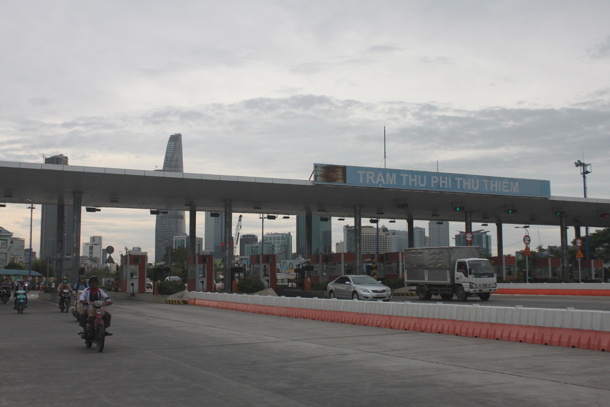 Trạm thu phí qua sông Sài Gòn: Đáng ra phải tháo dỡ sớm hơn!