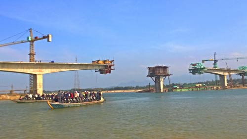Cầu Giao Thủy trước khi hợp long Ảnh: PHAN TẤN TU
