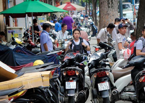 Truy trách nhiệm về bạo hành trẻ, lấn vỉa hè - Ảnh 2.