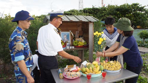 Nơi đảo xa các anh nằm lại