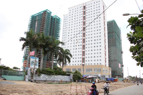Dù đã thông báo cho khách hàng block B1 đến nhận nhà từ tháng 3 nhưng đến những ngày đầu tháng 4-2017, chung cư Topaz City vẫn là một đại công trường Ảnh: SỸ ĐÔNG