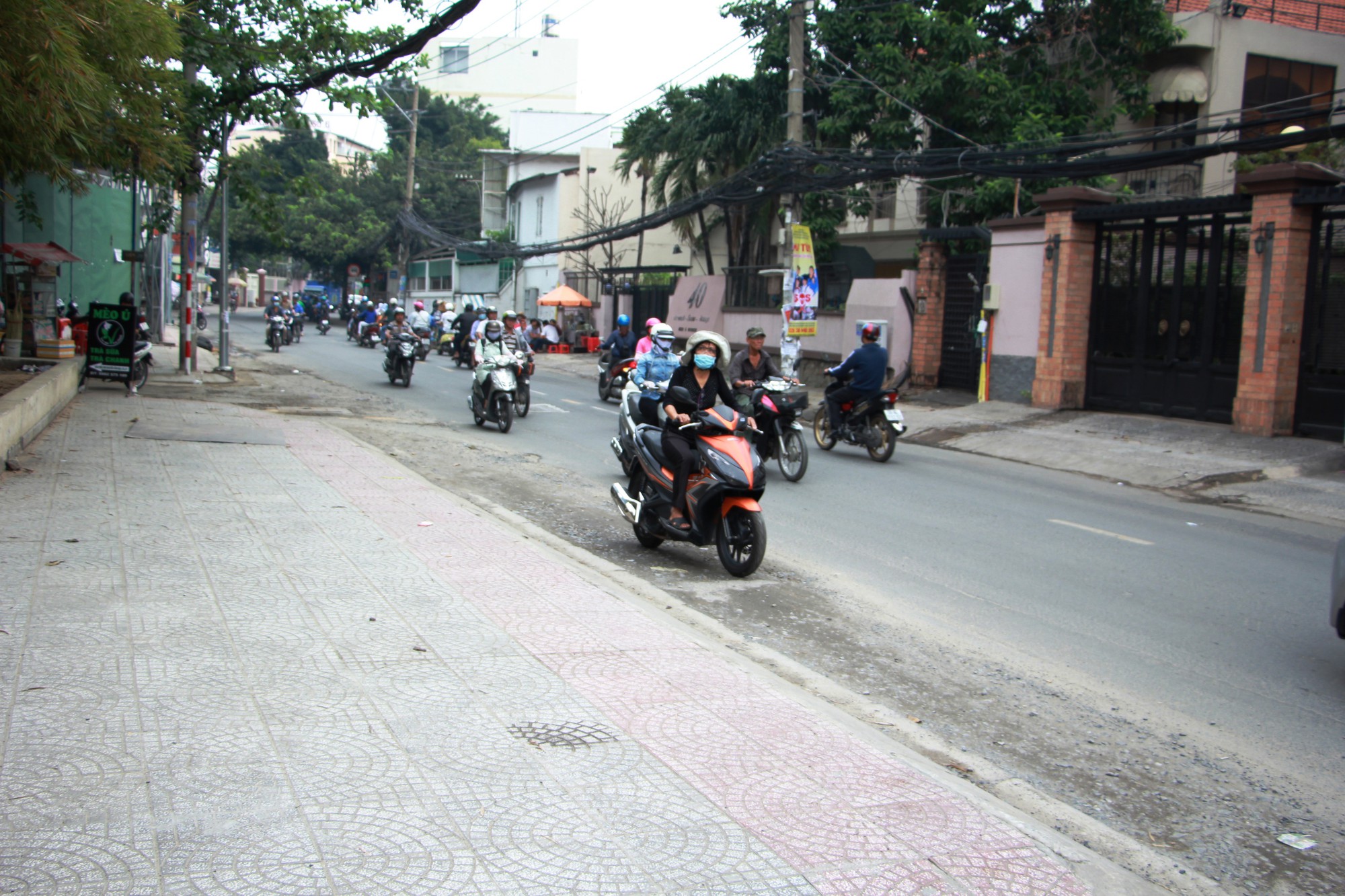 Một mối quản lý vỉa hè, được không?