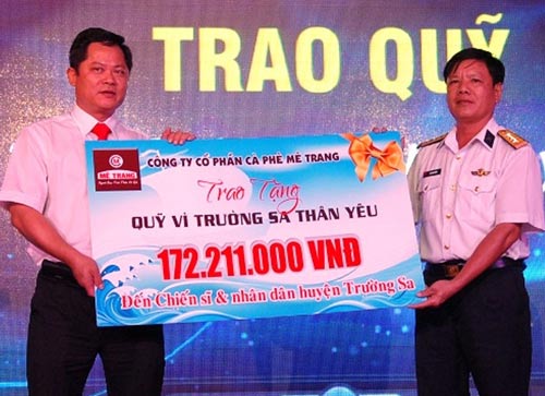 Ông Hùng trao tiền ủng hộ quân và dân huyện đảo Trường Sa, tỉnh Khánh Hòa