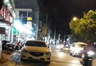 Hàng rong "nép mình" nhìn "đại gia" chiếm vỉa hè