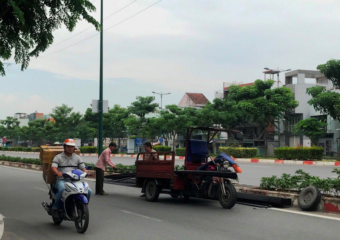 Khó xử "máy chém" trên đường
