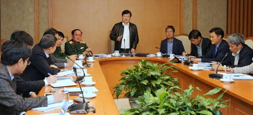 Ph&oacute; Thủ tướng Trịnh Đ&igrave;nh Dũng chủ tr&igrave; cuộc họp về quy hoạch n&acirc;ng cấp s&acirc;n bay T&acirc;n Sơn Nhất Ảnh: XU&Acirc;N TUYẾN