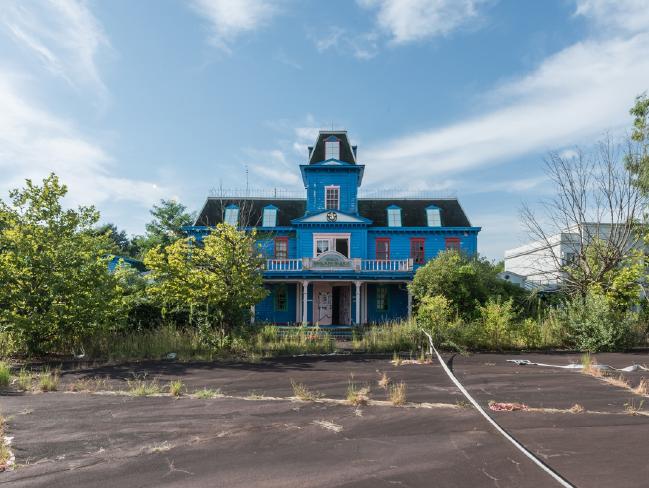 Sau nhiều năm bị bỏ hoang, Nara Dreamland bị bao tr&ugrave;m bởi kh&ocirc;ng kh&iacute; tĩnh lặng đến đ&aacute;ng sợ. Ảnh: Romain Veillon