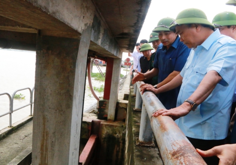 Thủ tướng, Phó Thủ tướng hủy các cuộc họp, tới hiện trường chỉ đạo ứng phó thiên tai - Ảnh 3.