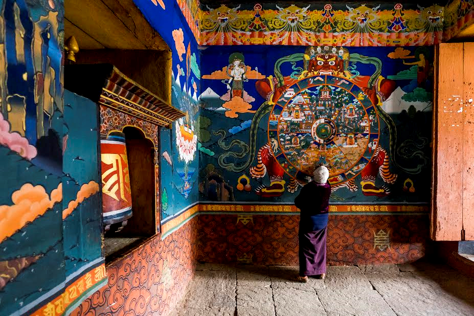 
Một người gi&agrave; xem v&agrave; chi&ecirc;m nghiệm cuộc sống v&agrave; lu&acirc;n hồi. sảnh v&agrave;o Rinpung Dzong
