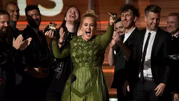 Adele đ&atilde; bẻ c&uacute;p v&agrave;ng, chia sẻ cho Beyonce