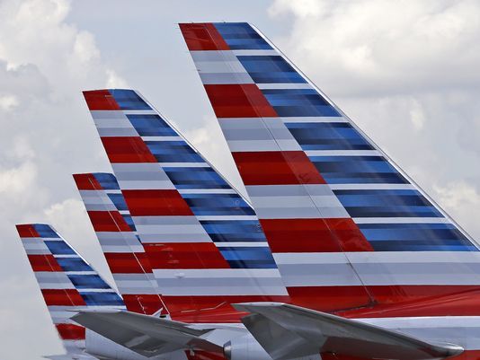 Một cơ ph&oacute; của h&atilde;ng h&agrave;ng kh&ocirc;ng American Airlines (Mỹ) bất tỉnh trong l&uacute;c hạ c&aacute;nh. Ảnh: AP