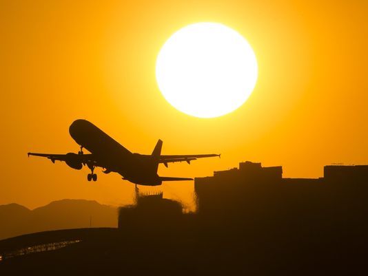 Mỹ: Nắng nóng tới mức máy bay không cất cánh nổi