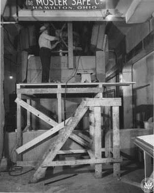 Quá trình lắp đặt hầm. Ảnh: National Archives