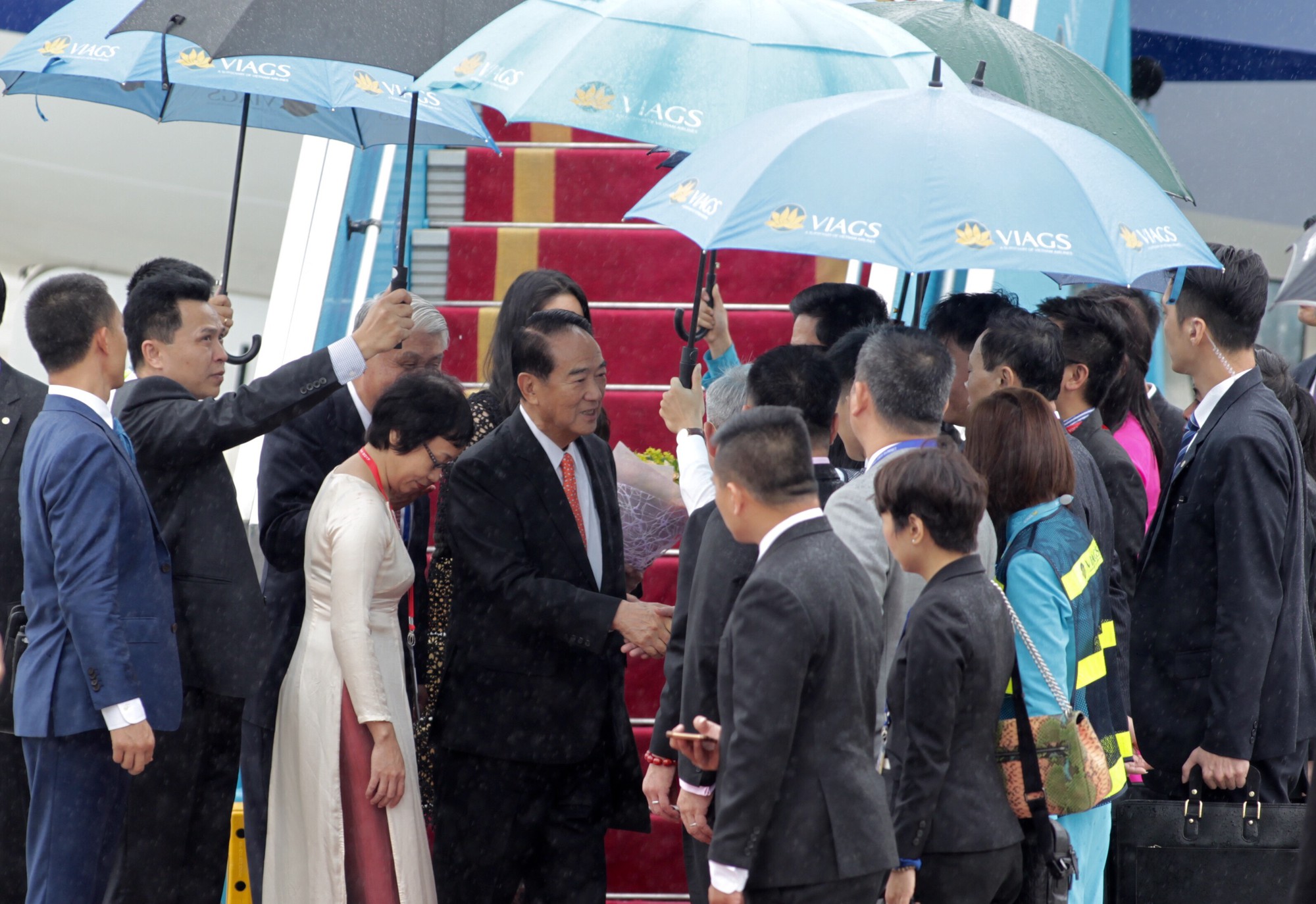 Đo&agrave;n đại biểu APEC 2017 đầu ti&ecirc;n đ&aacute;p xuống Đ&agrave; Nẵng - Ảnh 4.