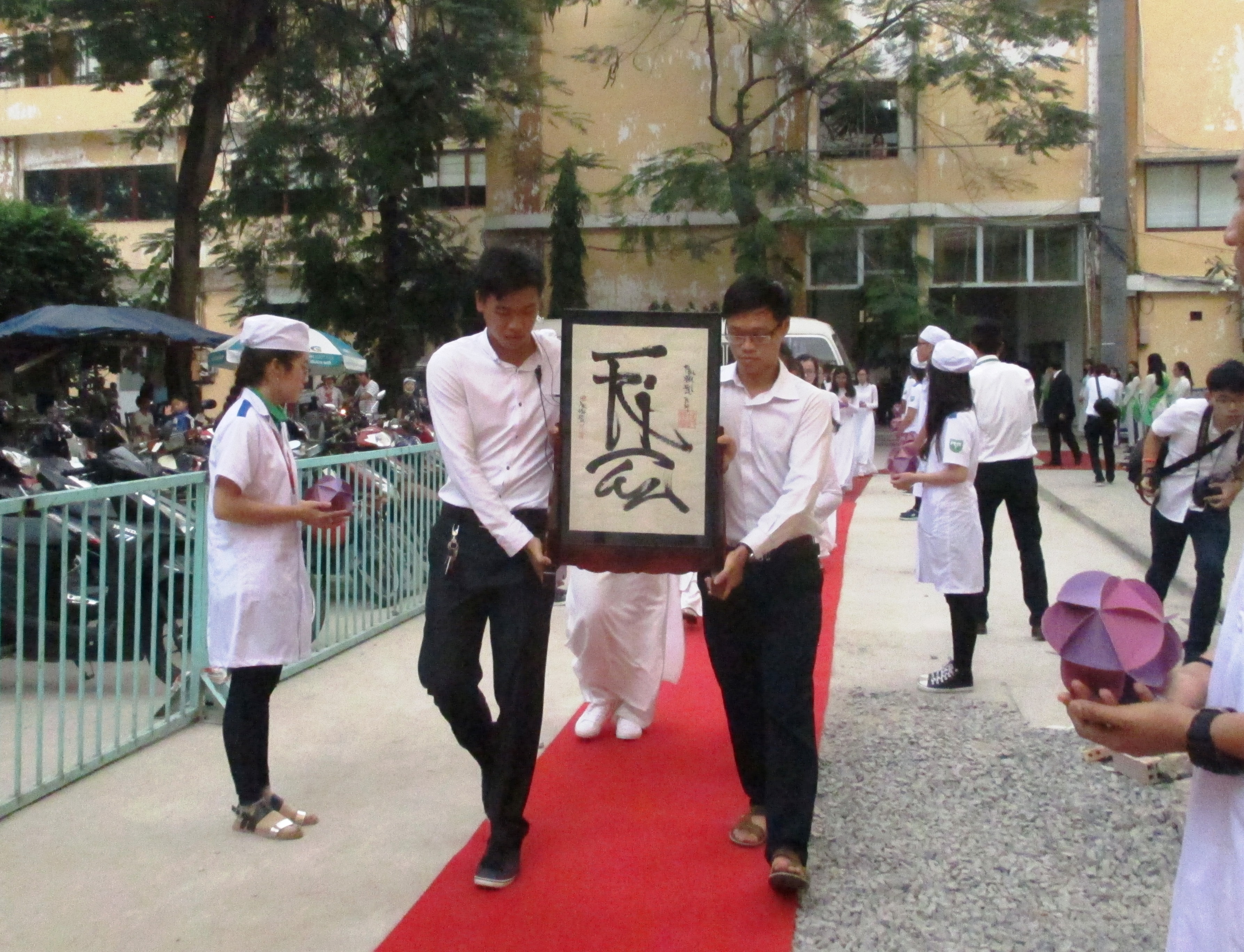 Bức thư pháp do chính thầy hiệu phó Phạm Đăng Diệu viết được rước từ hội trường tổ chức lễ sang bàn thờ tại Bộ môn Giải phẫu.