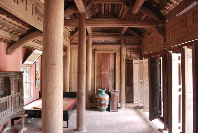 Phía trong 1 ngôi nhà cổ ở Cố Viên Lầu