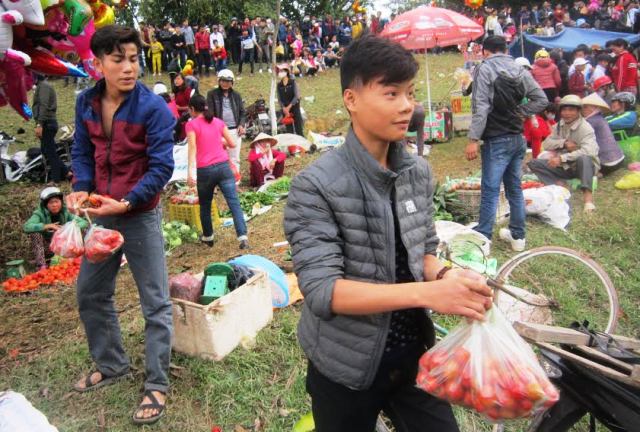 
C&agrave; chua l&agrave; vũ kh&iacute; kh&ocirc;ng thể thiếu ở phi&ecirc;n chợ Chuộng

