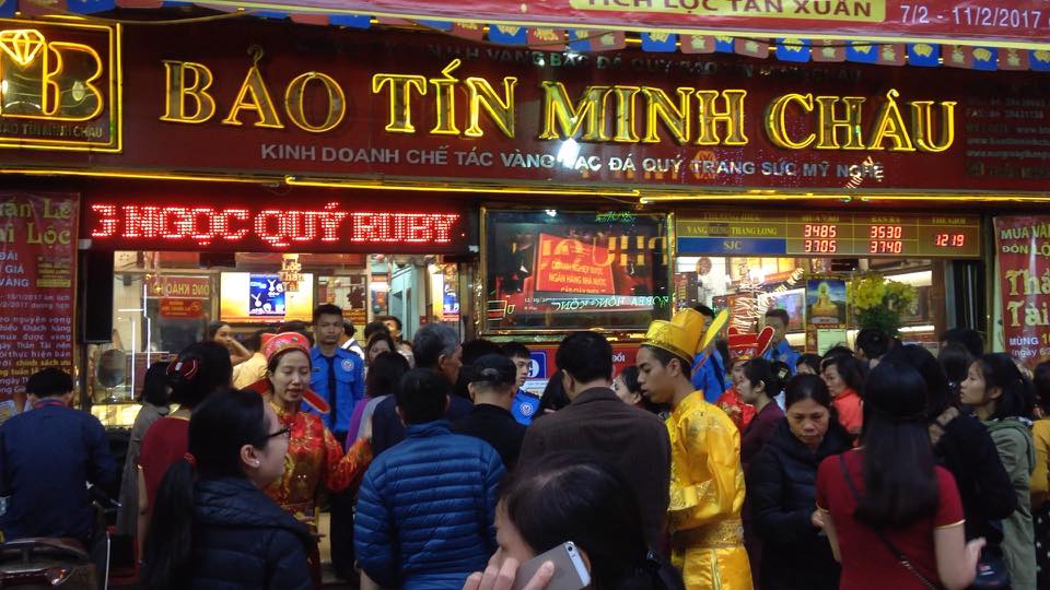 Nhiều người dân Hà Nội thức từ rất sớm để mua vàng cầu mong may mắn vào ngày vía Thần Tài. Ảnh: Nguyễn Hưởng