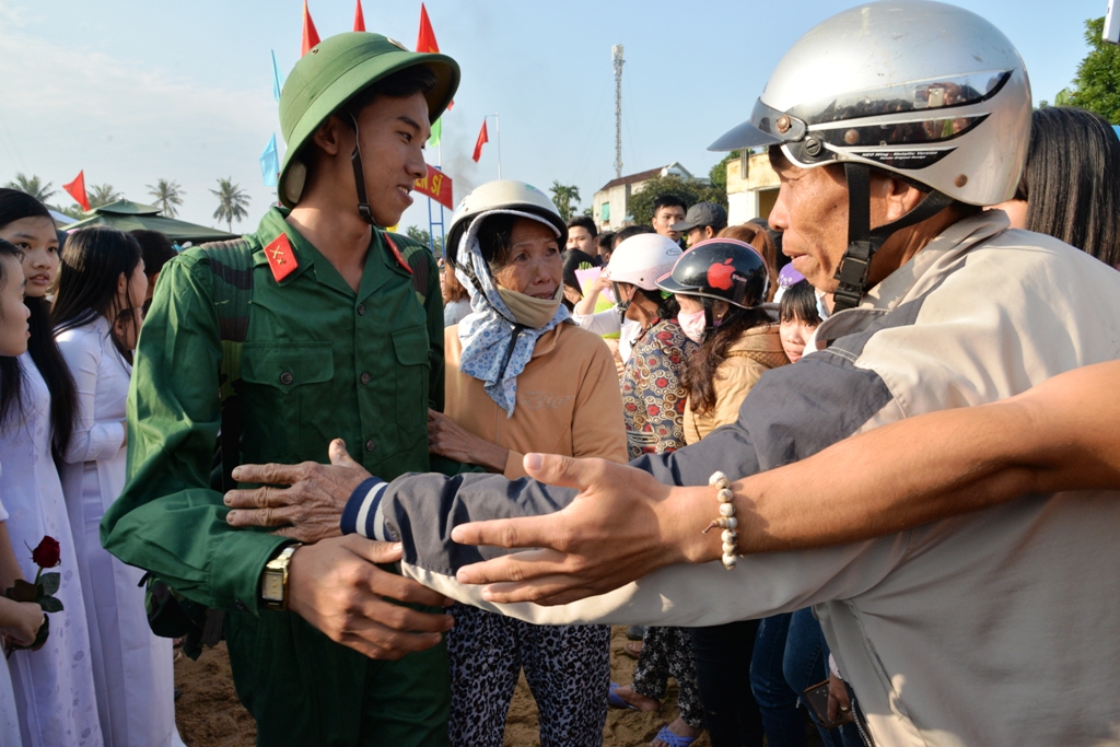 Người thân đưa tiễn các em. Ảnh: Tử Trực