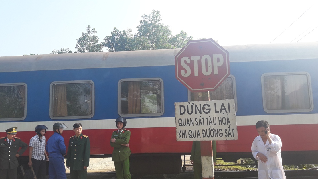 Đường ngang, nơi xảy ra vụ tai nạn c&oacute; biển b&aacute;o người qua đường 