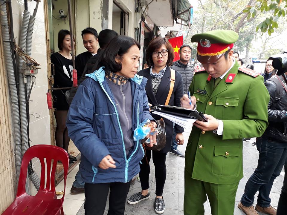 Một trường hợp kinh doanh tại phố Phủ Doãn bị lực lượng chức năng xử phạt do kinh doanh chiếm lòng lề đường