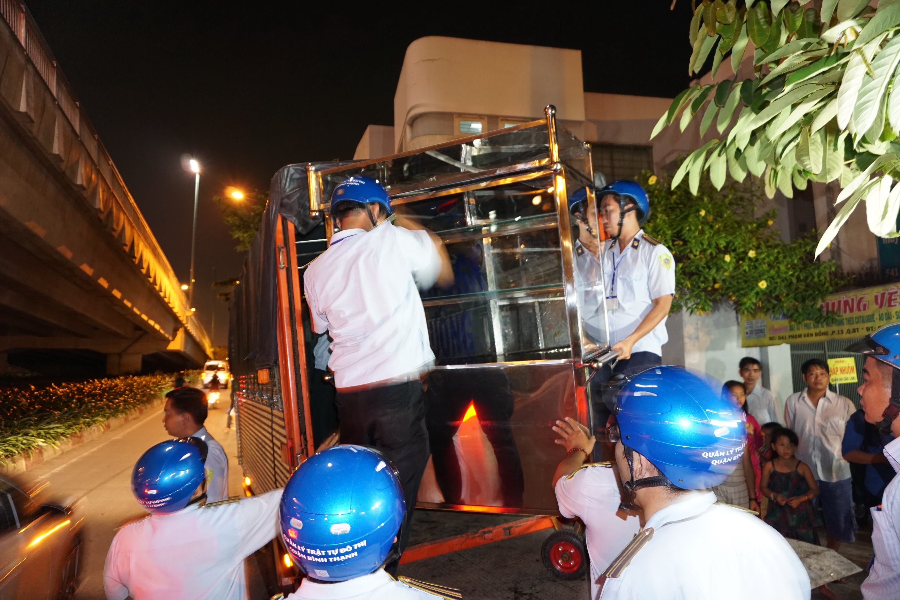 Trật tự đô thị vừa đi, quán nhậu lại đua nhau ra vỉa hè