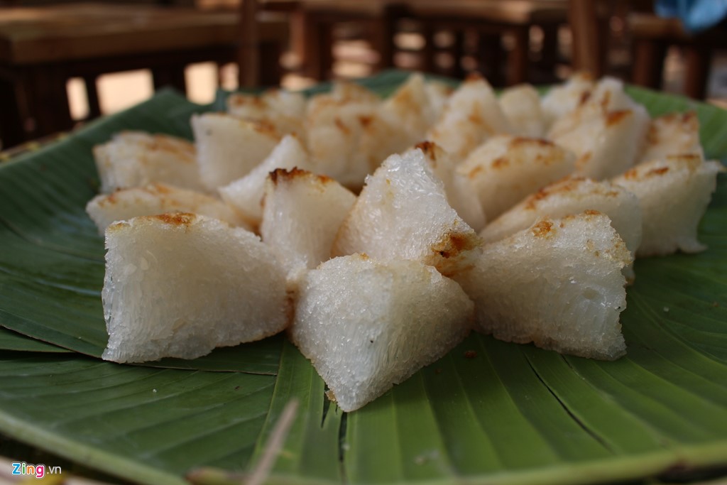 
B&aacute;nh b&ograve; quen thuộc với người TP.HCM n&oacute;i ri&ecirc;ng v&agrave; miền Nam n&oacute;i chung. M&oacute;n b&aacute;nh n&agrave;y c&oacute; độ xốp, vị ngọt thanh. Một miếng b&aacute;nh b&ograve; c&oacute; gi&aacute; từ 3.000-10.000 đồng.
