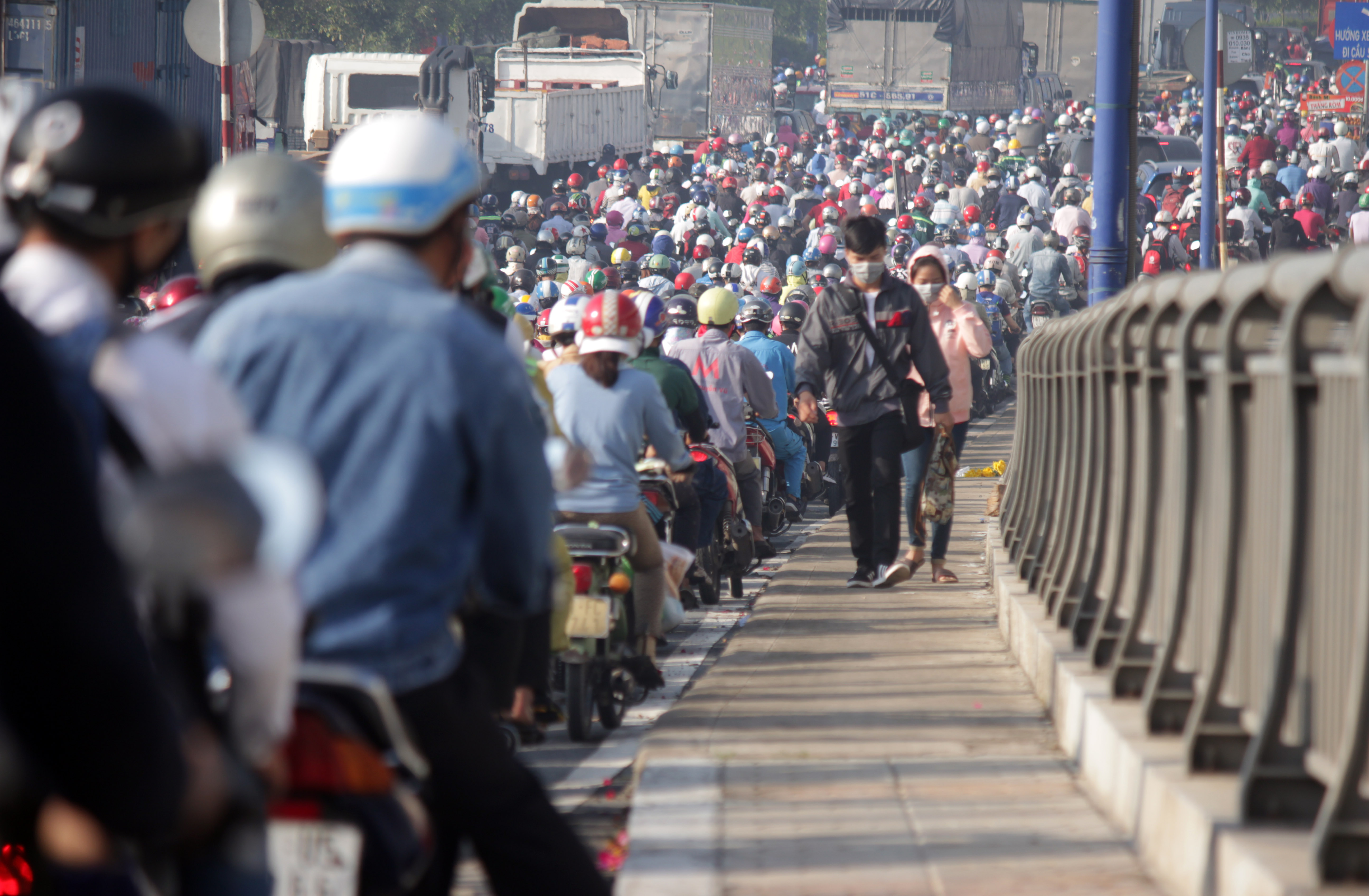Một nam thanh ni&ecirc;n kh&ocirc;ng c&ograve;n ki&ecirc;n nhẫn chờ đợi trong đ&aacute;m kẹt xe, v&aacute;c xe đạp l&ecirc;n vỉa h&agrave;nh lang cầu để chạy