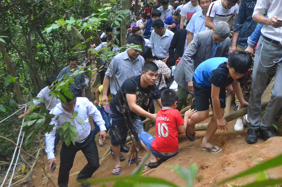 Việc leo trèo gặp rất nhiều khó khăn, có nhiều người bị trượt ngã nhưng may mắn không bị thương tích