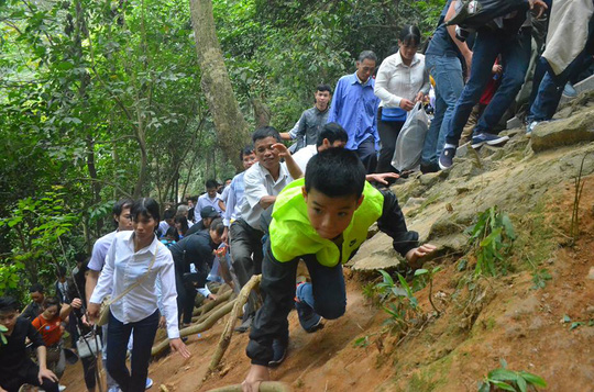 Người lớn, trẻ em đu dây thừng leo vách núi dâng hương Vua Hùng