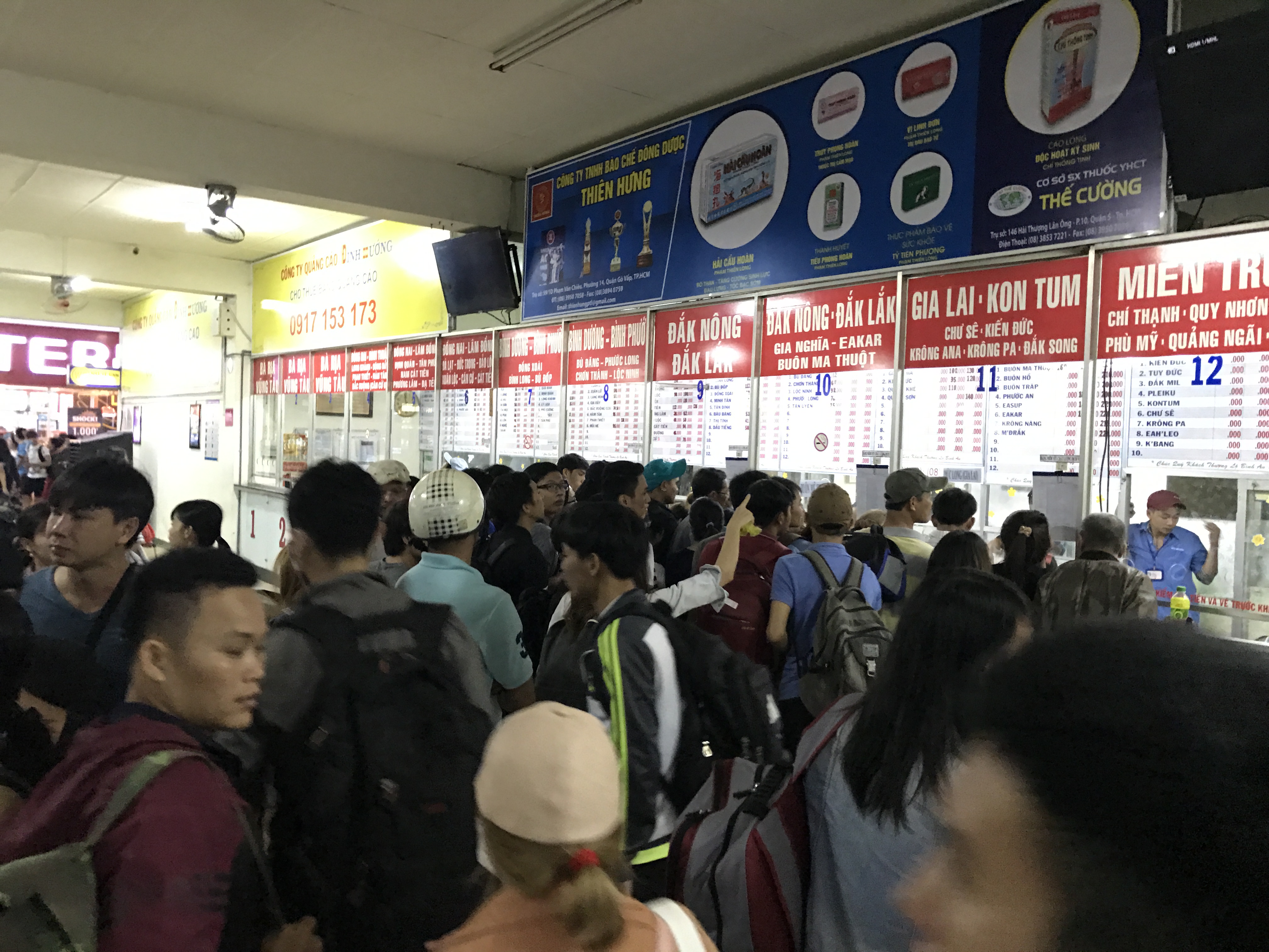 Tuy không xảy ra tình trạng quá tải nhưng rất nhiều người phải xếp hàng chờ để mua vé