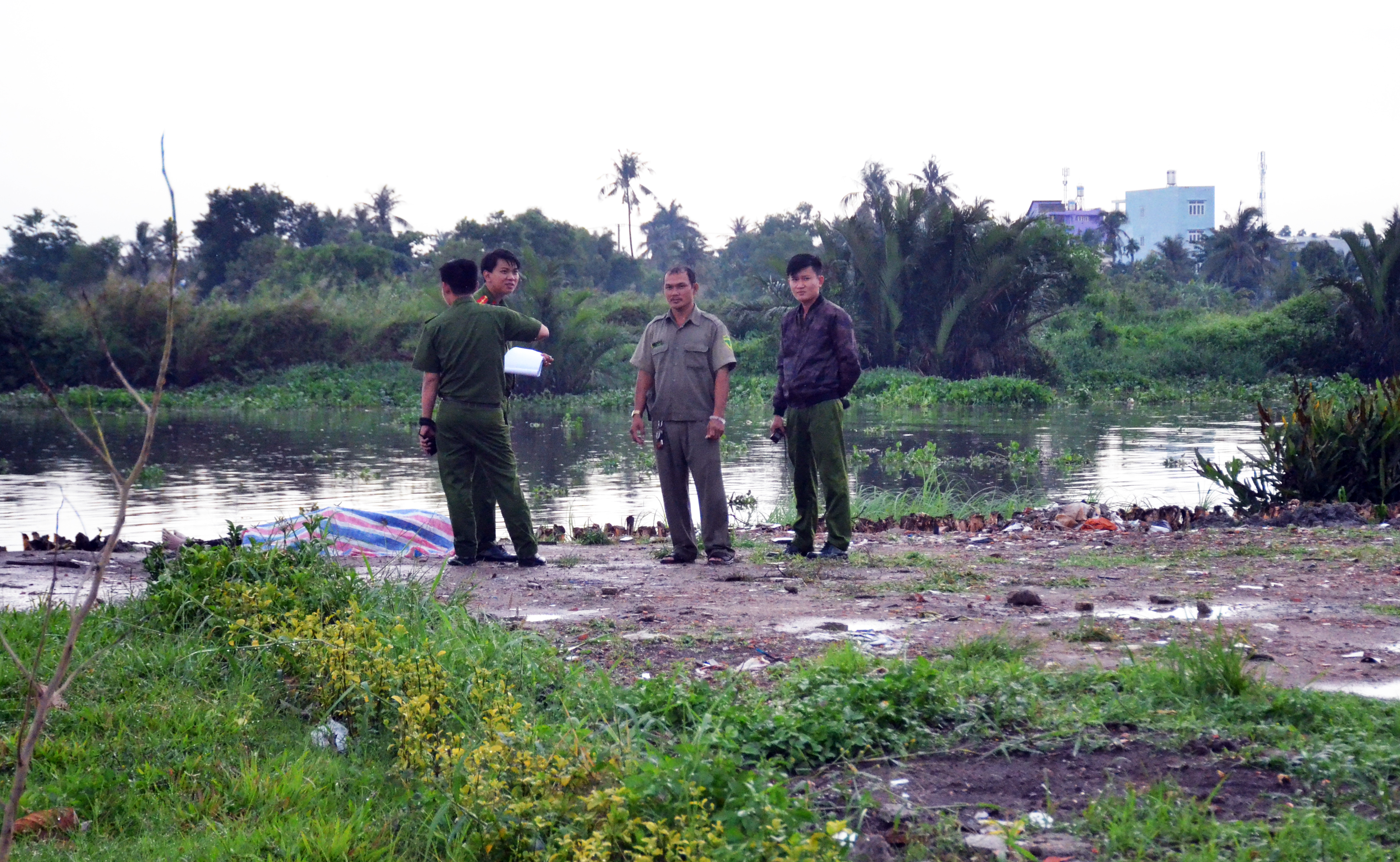 Người đi c&acirc;u bỏ chạy khi thấy thi thể nữ giới tr&ocirc;i s&ocirc;ng - Ảnh 1.