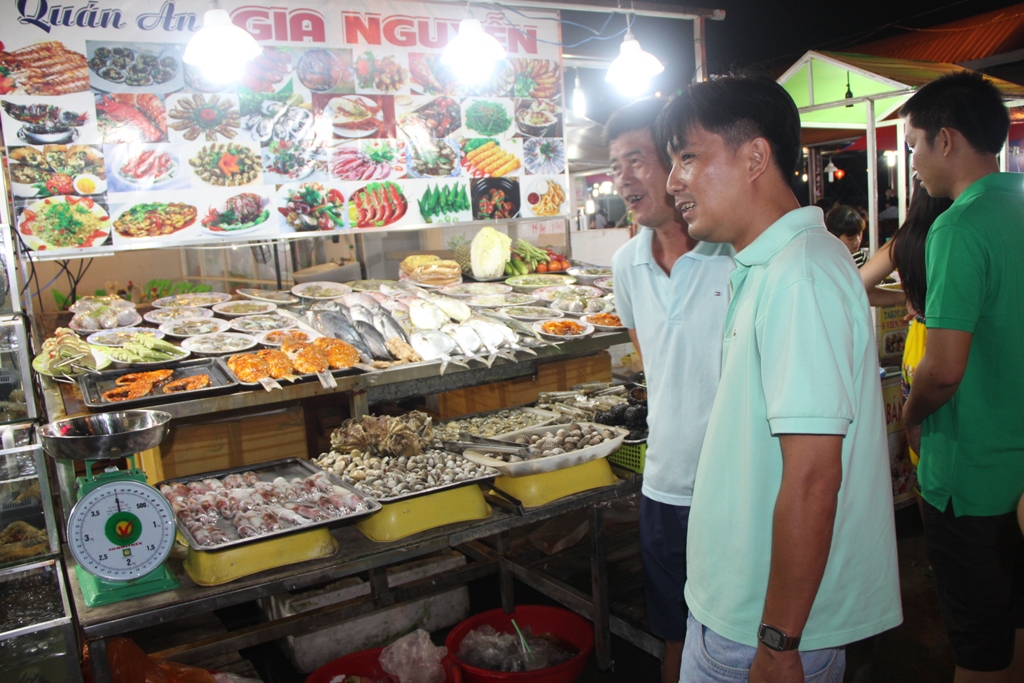 Mướt mồ hôi ở chợ đêm Phú Quốc - Ảnh 2.