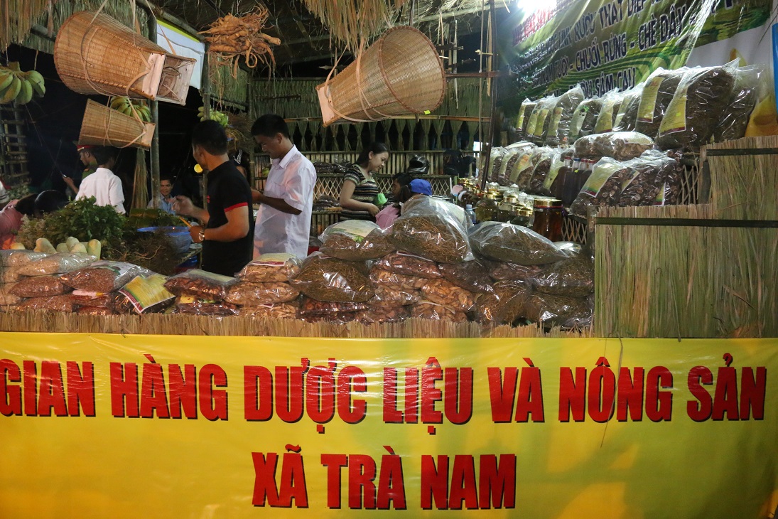 Bán được củ sâm giá 120 triệu đồng tại lễ hội sâm Ngọc Linh - Ảnh 10.