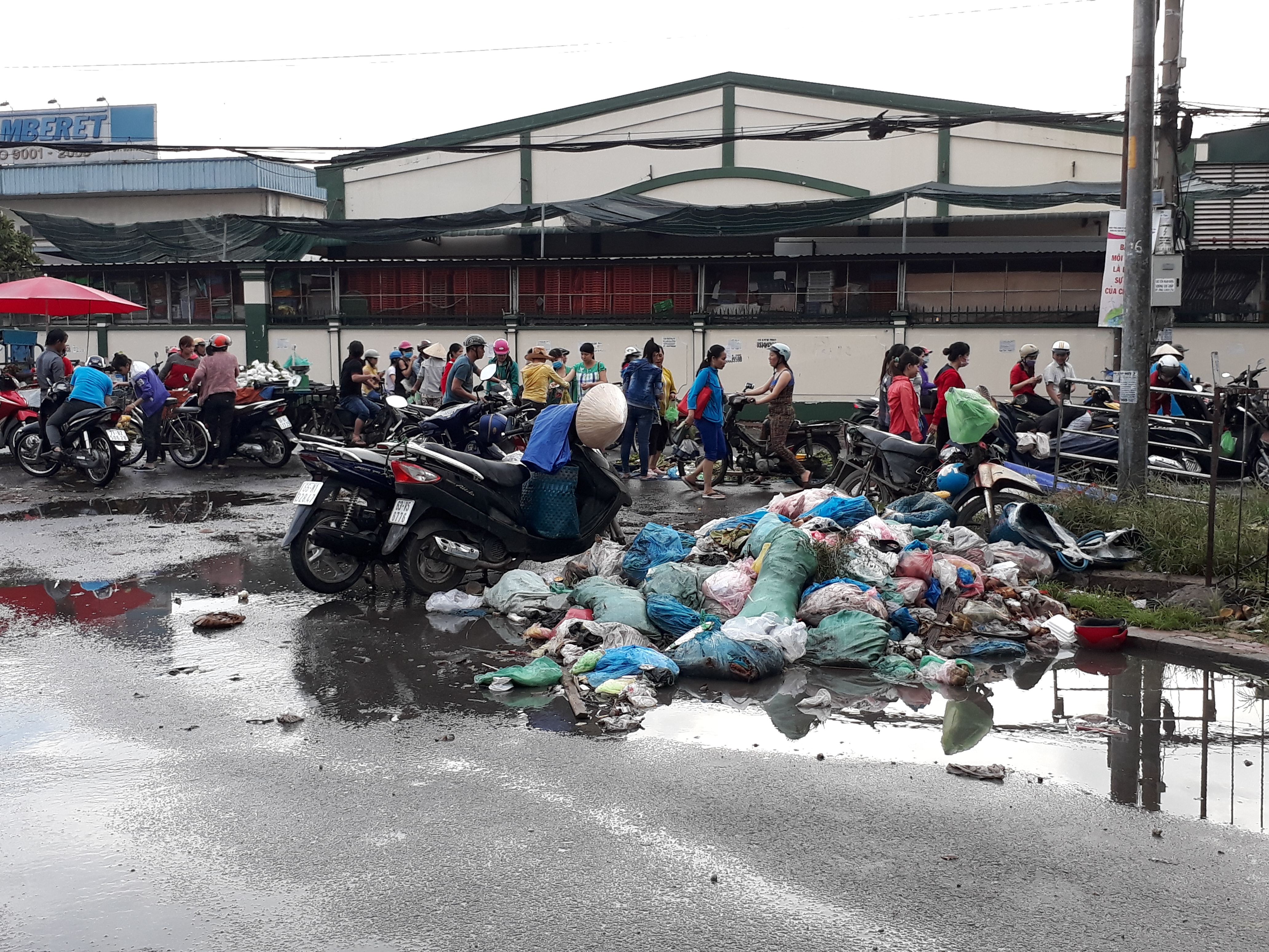 Ở một phường rác bao vây khu dân cư - Ảnh 4.