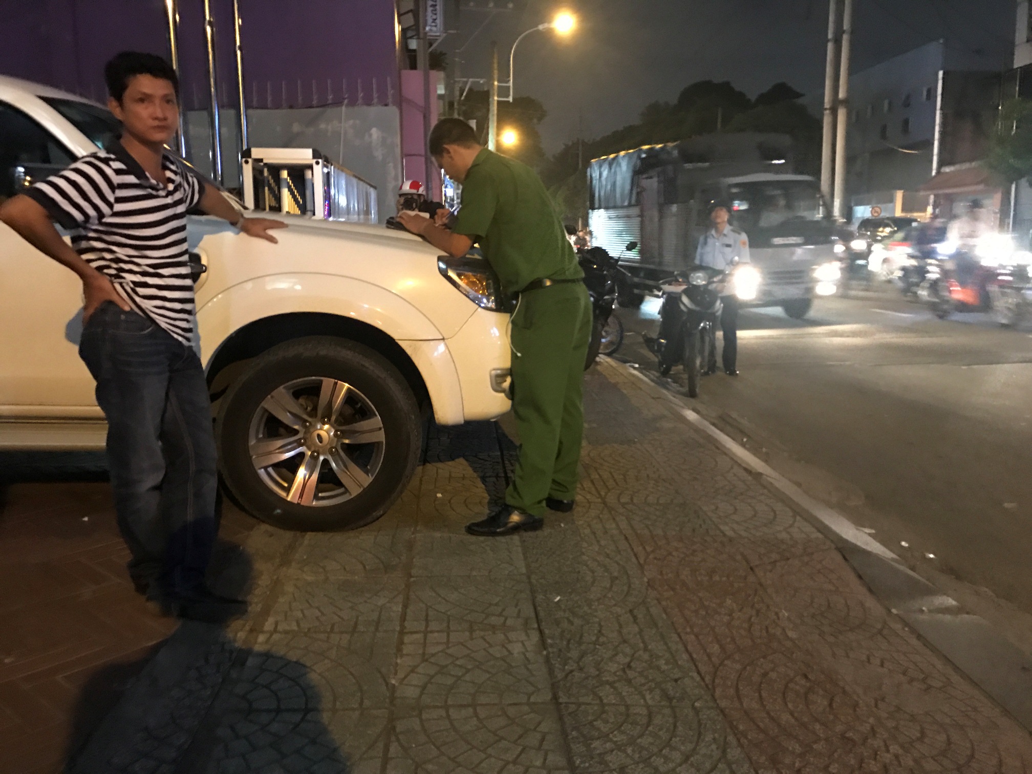 &Ocirc;ng Đo&agrave;n Ngọc Hải tả xung hữu đột trong đ&ecirc;m - Ảnh 2.