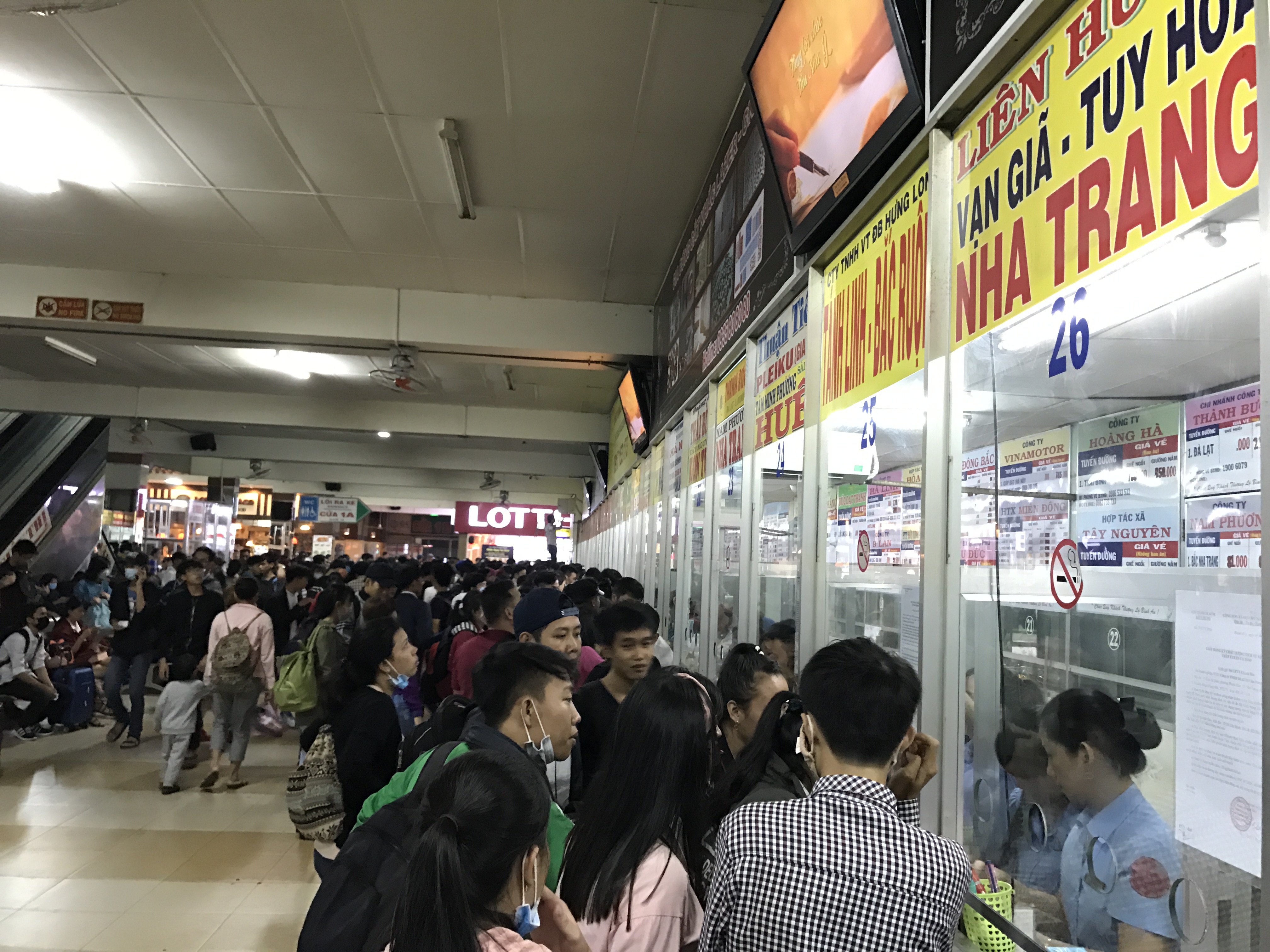 Mướt mồ h&ocirc;i mua v&eacute; xe ng&agrave;y lễ - Ảnh 1.
