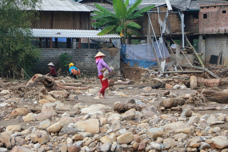Người d&acirc;n soi đ&egrave;n pin v&ocirc; vọng nh&igrave;n cả nh&agrave; h&agrave;ng x&oacute;m bị nước lũ cuốn tr&ocirc;i - Ảnh 8.