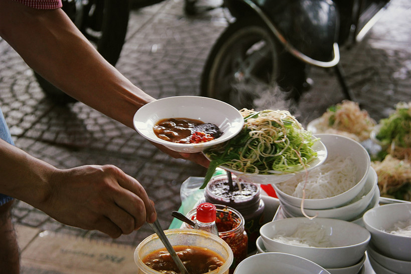Bún riêu sang chảnh sát chợ Bến Thành - Ảnh 8.