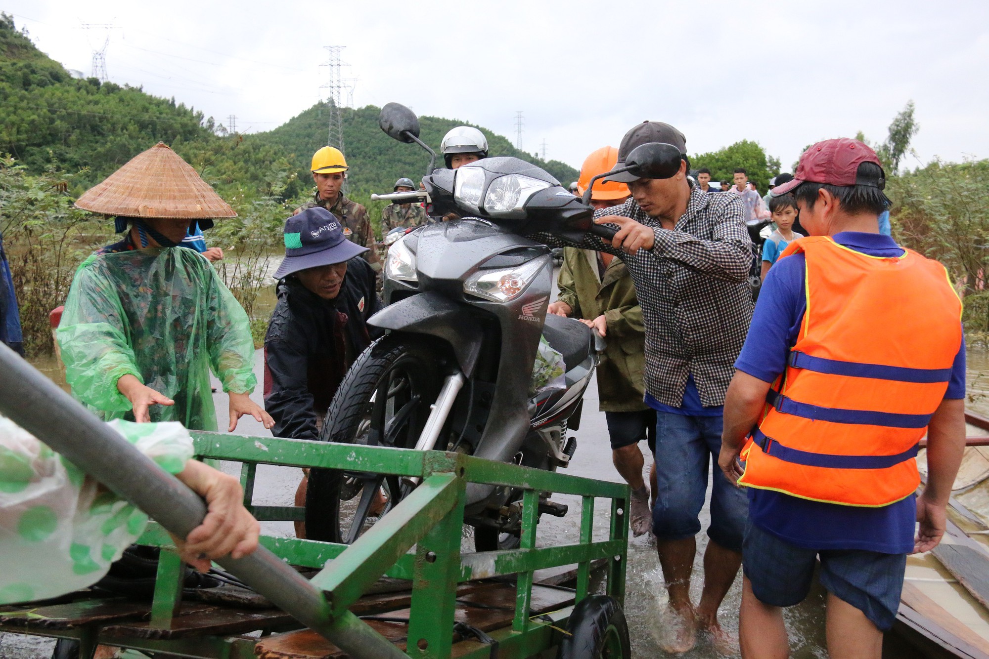 Người d&acirc;n Quảng Nam d&ugrave;ng xe b&ograve; chở xe m&aacute;y vượt lũ - Ảnh 4.