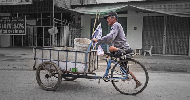 Xem x&eacute;t khen thưởng &ldquo;Người đ&agrave;n &ocirc;ng tật nguyền qu&aacute;i gở&rdquo; - Ảnh 1.
